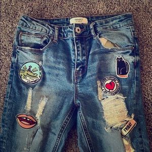 🌟 RIPPED JEANS W/ PATCHES 🌟